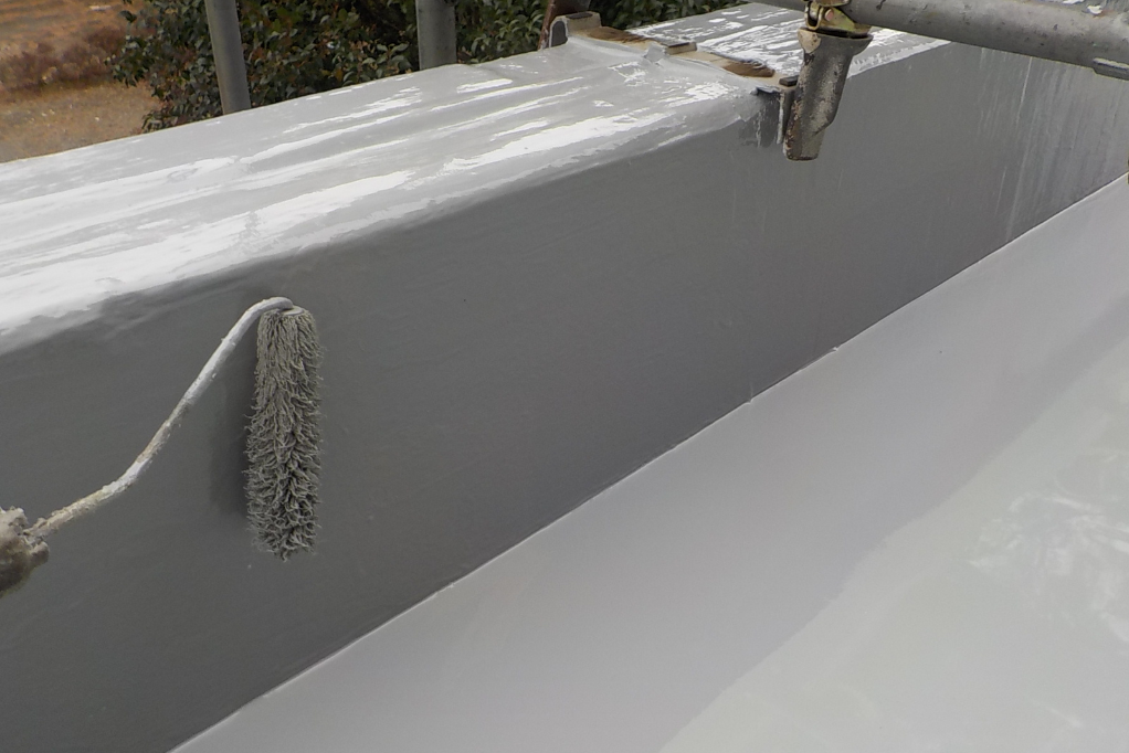 屋根の上で作業している作業員